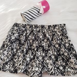 Black White Women's Swoosh Shorts Large Flowy Crepe Soft Sz Large